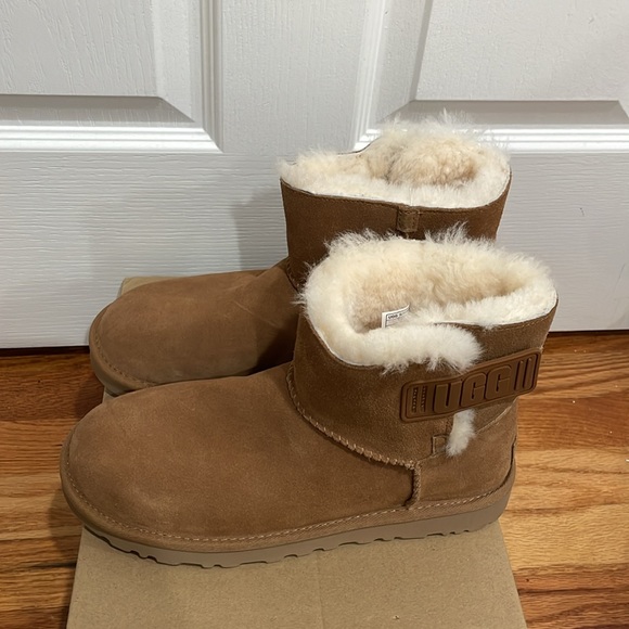 UGG Chestnut Mini Bailey Logo Strap NEW Size 9. - Picture 3 of 8